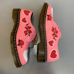 *NEW* DR. MARTENS 1461 HEARTS (24414650)